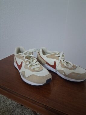 Nike Women's Venture Runner Coconut Milk Cream White & Rust Red Sneakers Size 9